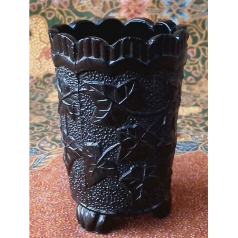 Oud vaasje of bekertje van glas uit Engeland 8,2 cm.
