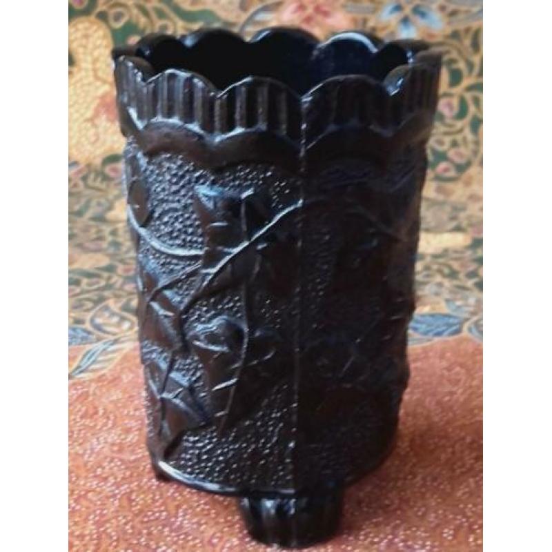 Oud vaasje of bekertje van glas uit Engeland 8,2 cm.