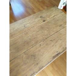 Massief houten salontafel, met laatje.