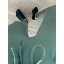 Only “leggingachtige” broek legergroen (maat XS)