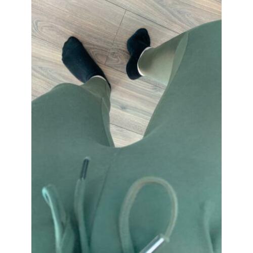 Only “leggingachtige” broek legergroen (maat XS)