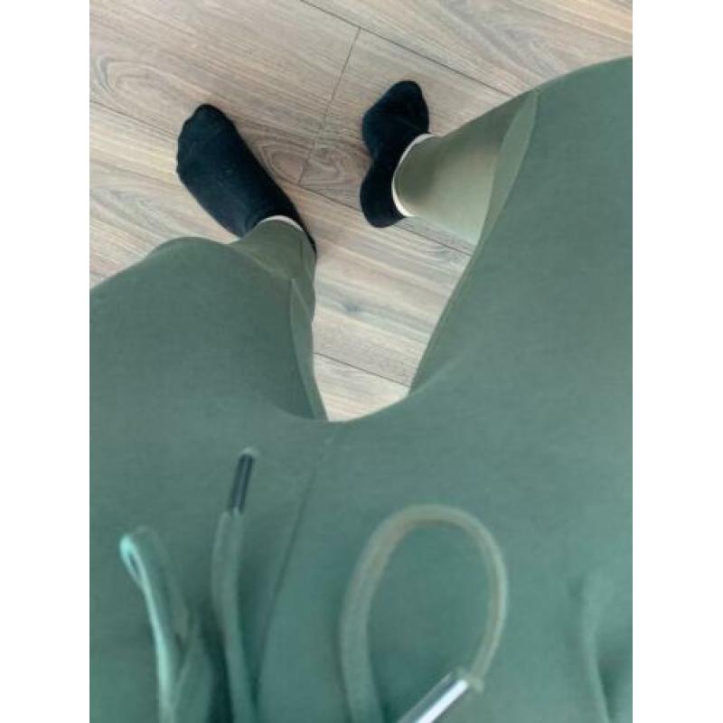 Only “leggingachtige” broek legergroen (maat XS)