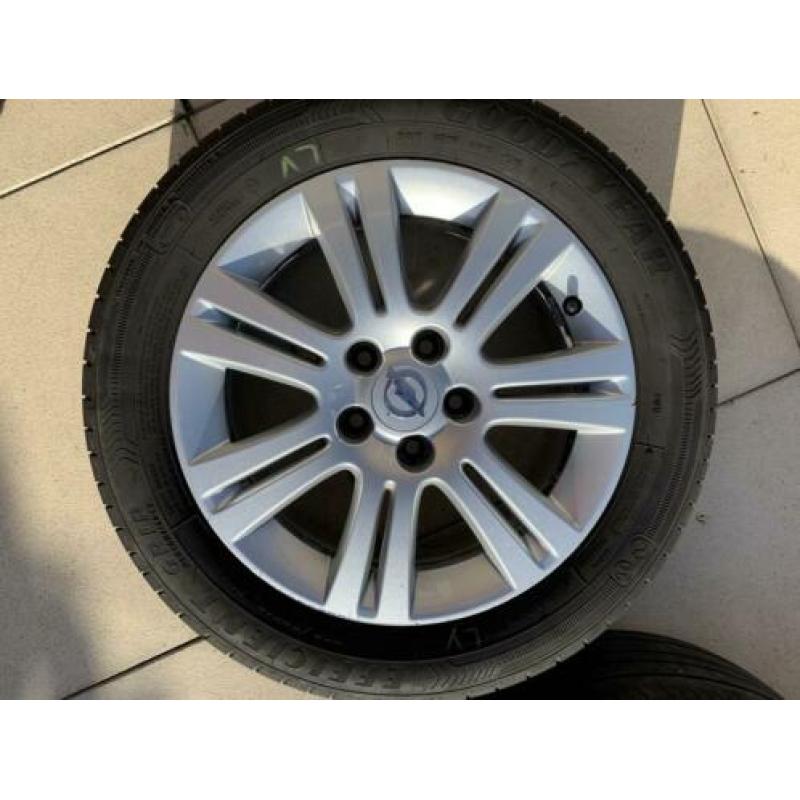 Opel lichtmetalen velgen met goede zomerbanden.