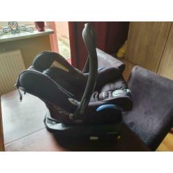 Maxi cosi familyFix met maxi cosi en verklein zitje.