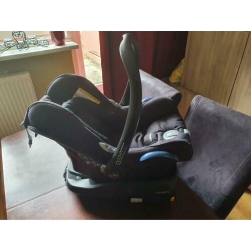 Maxi cosi familyFix met maxi cosi en verklein zitje.