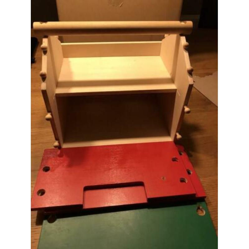 Leuk houten poppenhuis met houten meubeltjes
