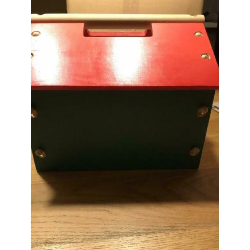 Leuk houten poppenhuis met houten meubeltjes