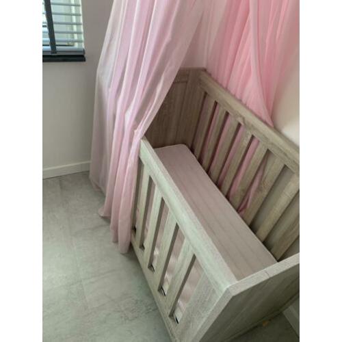 Babykamer compleet, ledikant, commode, kast, plankje