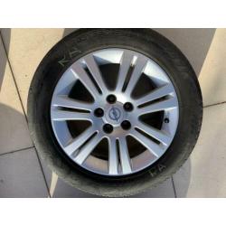 Opel lichtmetalen velgen met goede zomerbanden.
