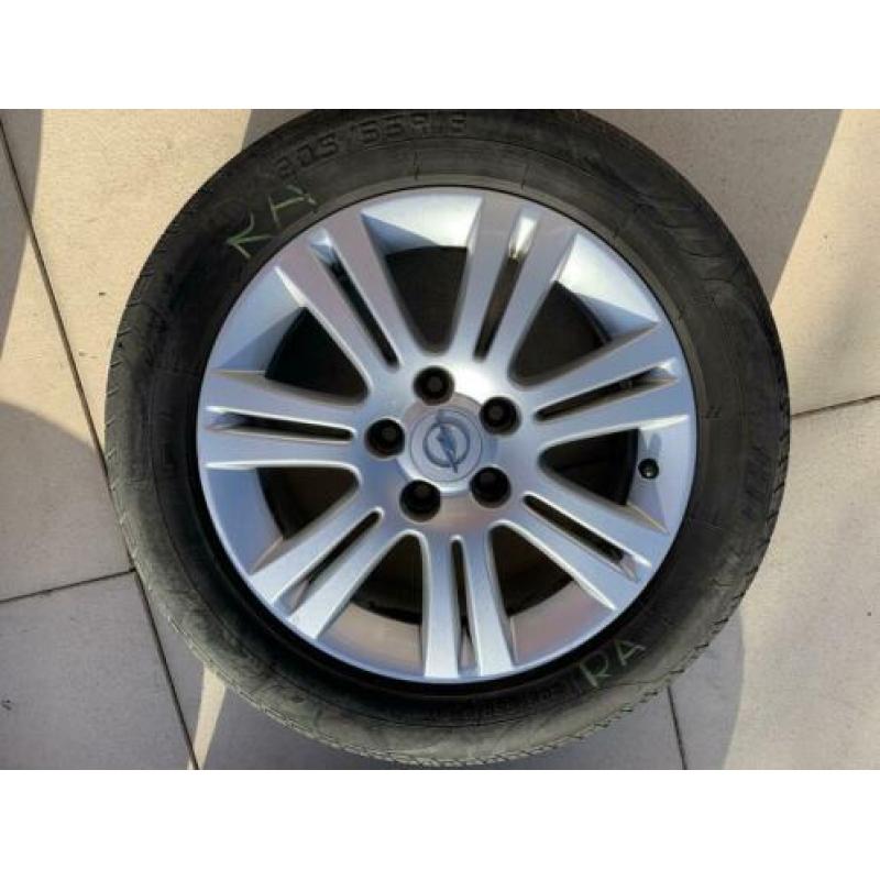 Opel lichtmetalen velgen met goede zomerbanden.
