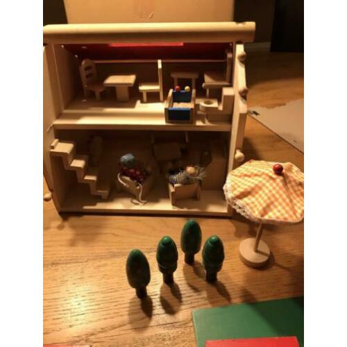 Leuk houten poppenhuis met houten meubeltjes