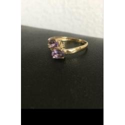 Prachtige NW 9 krt gouden ring met 2 facet gesl. amethisten