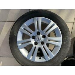 Opel lichtmetalen velgen met goede zomerbanden.