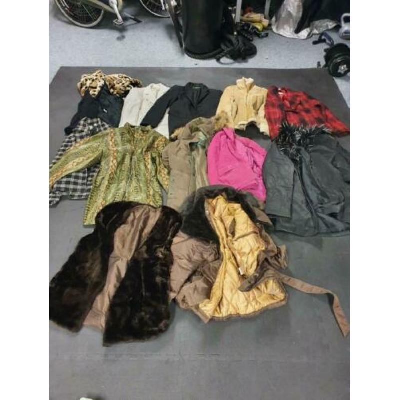 Uitverkoop!! Partij damesjassen 50 stuks voor €30,-!