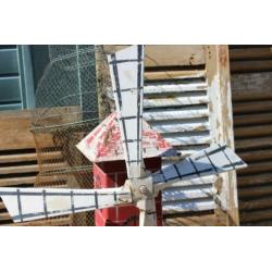 Oude metalen molen - Mentha Brocante