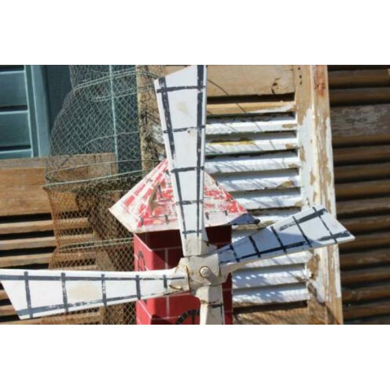 Oude metalen molen - Mentha Brocante