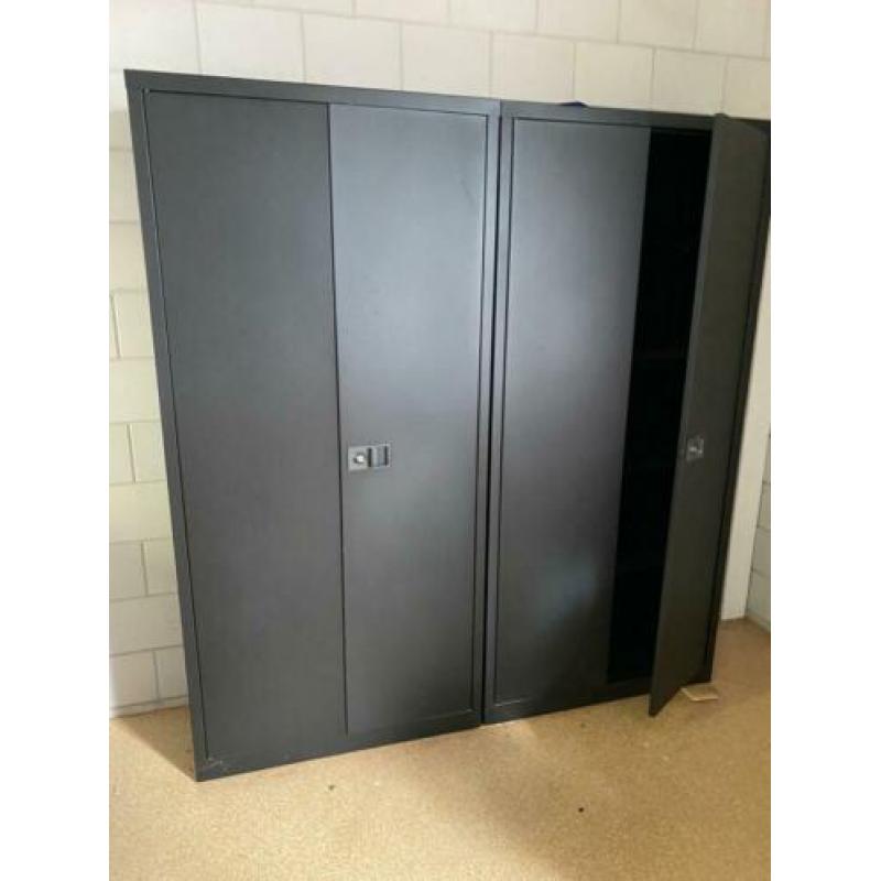 Hele mooie kantoor kasten hoog/laag bureau + stoelen ordners