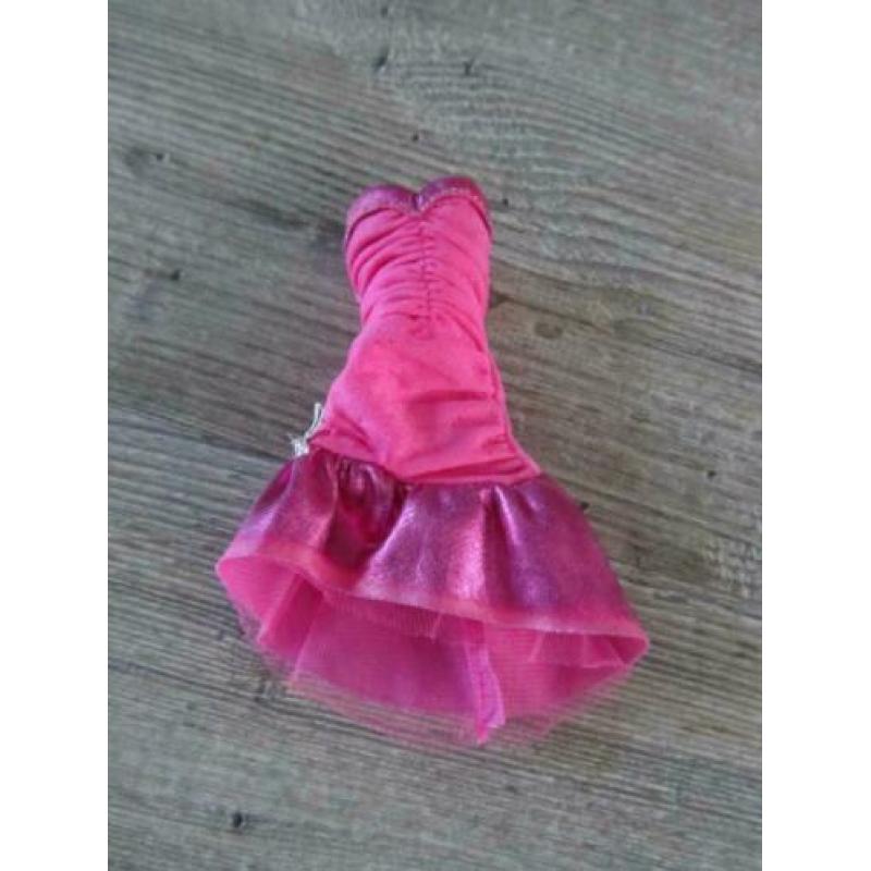 Barbie pop met roze jurk