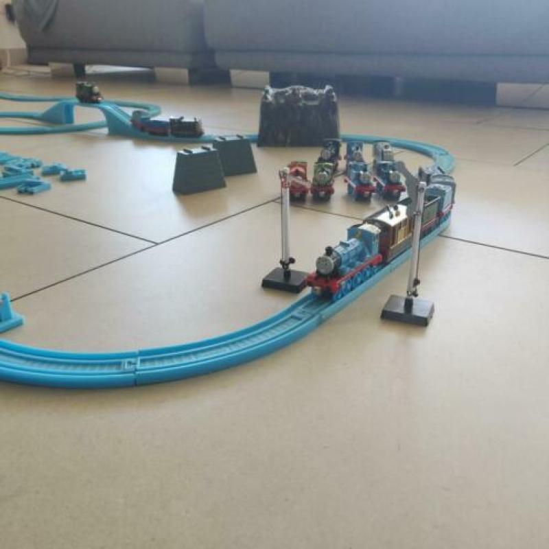 Thomas de trein grote rails en vele treintjes