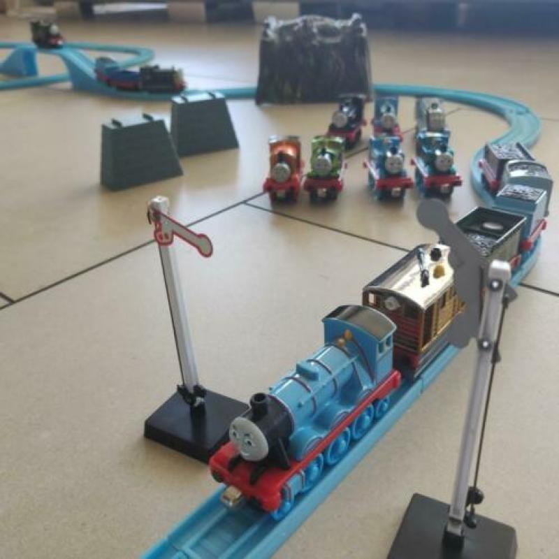Thomas de trein grote rails en vele treintjes