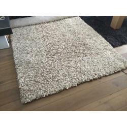 Hoogpolig wollen vloerkleed 230 x 160 cm.