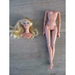 Barbie pop met roze jurk