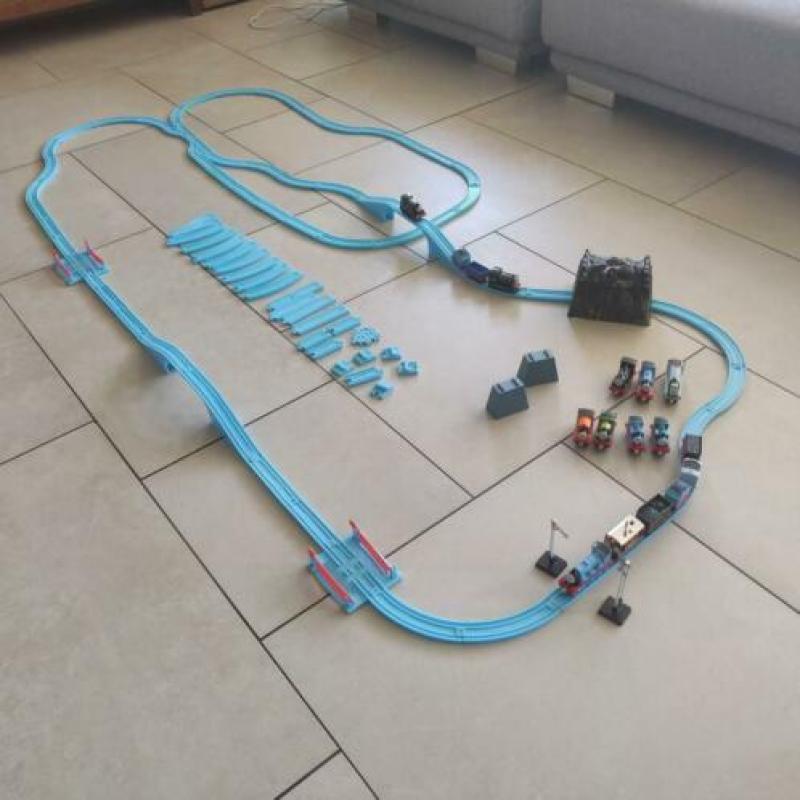 Thomas de trein grote rails en vele treintjes