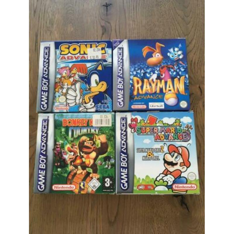 Game boy Advanced met 4 spelletjes