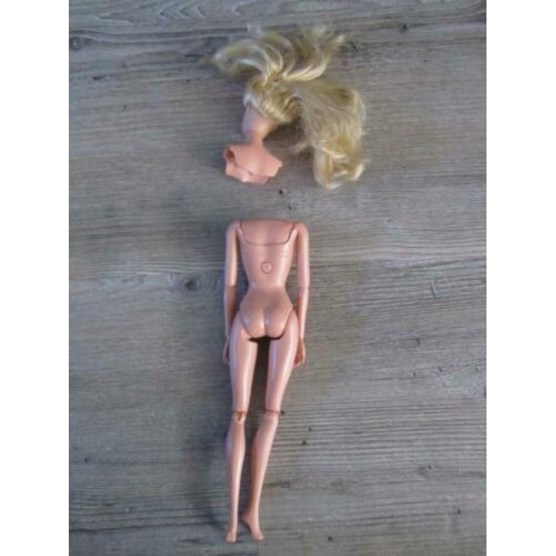 Barbie pop met roze jurk