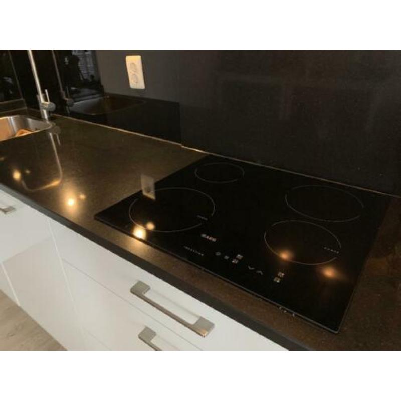 Nette keuken hoogglans WIT (incl apparatuur AEG)
