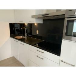 Nette keuken hoogglans WIT (incl apparatuur AEG)