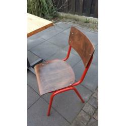 Vier industriële stoelen