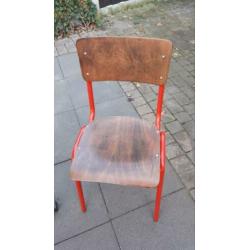 Vier industriële stoelen