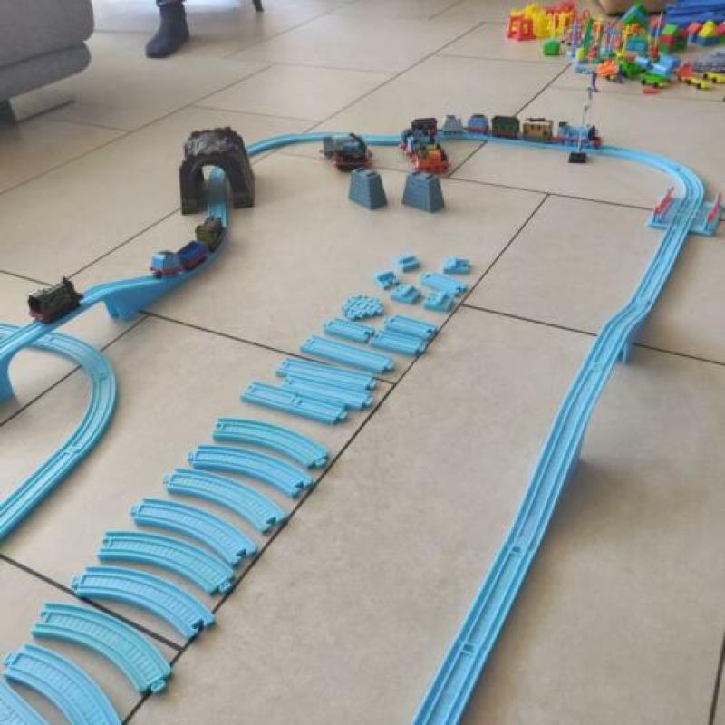 Thomas de trein grote rails en vele treintjes