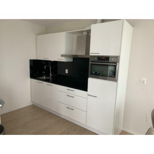 Nette keuken hoogglans WIT (incl apparatuur AEG)