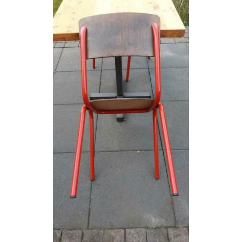 Vier industriële stoelen