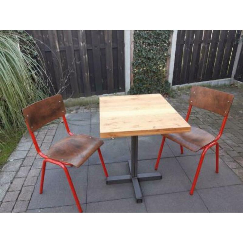 Vier industriële stoelen