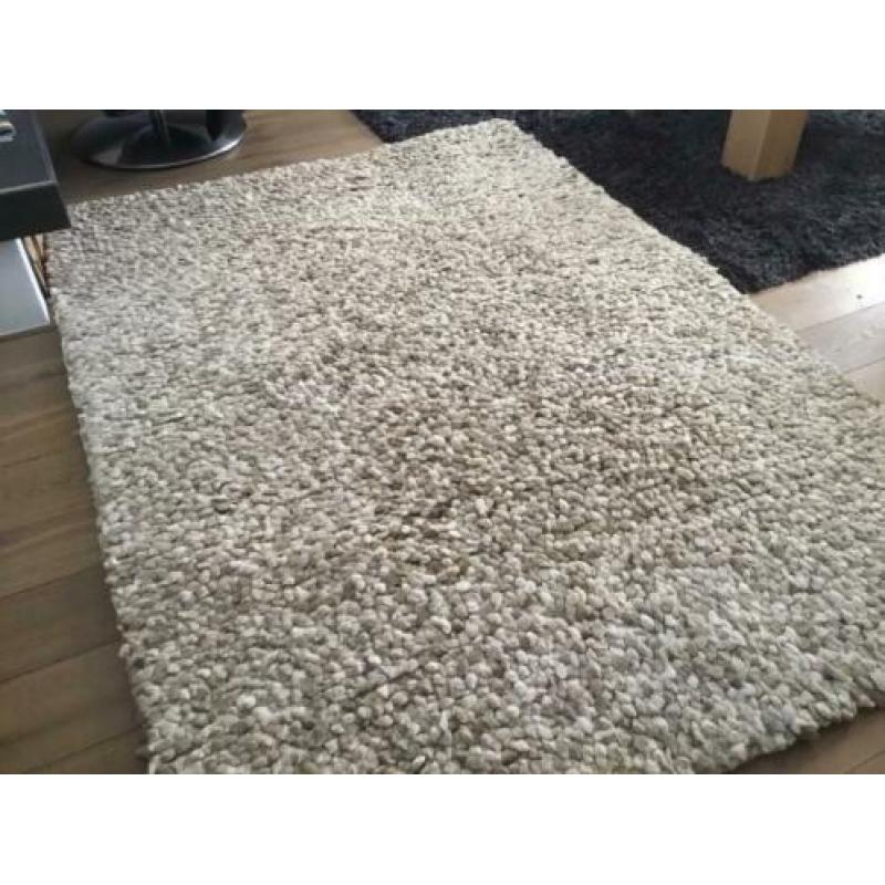 Hoogpolig wollen vloerkleed 230 x 160 cm.