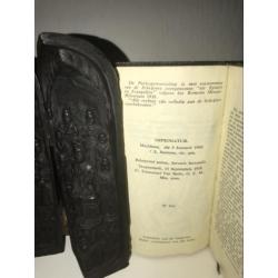 Hout beeldhouder met oude boek
