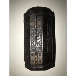 Hout beeldhouder met oude boek