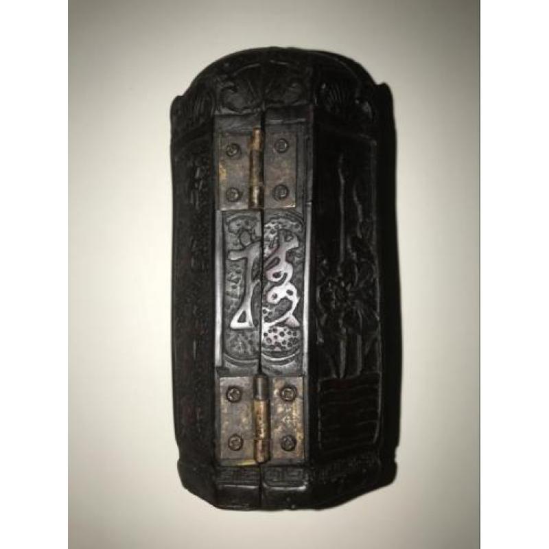 Hout beeldhouder met oude boek