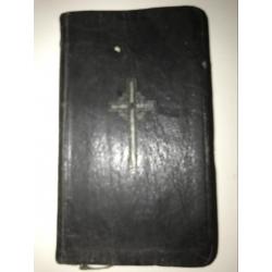 Hout beeldhouder met oude boek