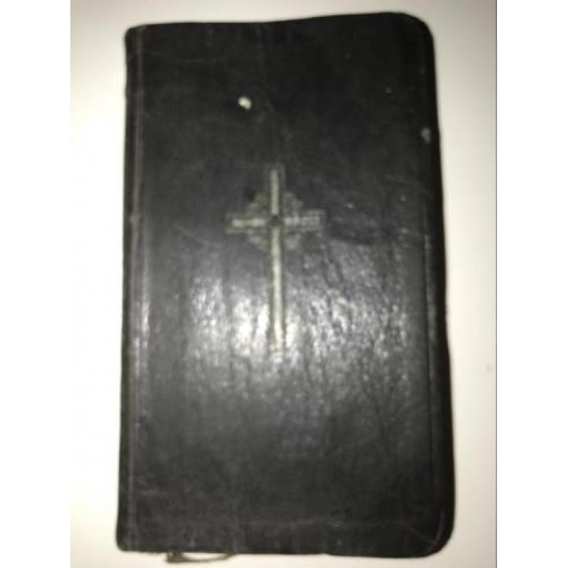 Hout beeldhouder met oude boek
