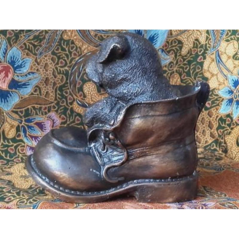 Oud brons beeldje uit Engeland als hond in een schoen 15 cm.