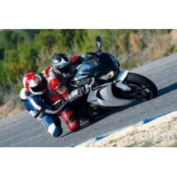 Motorrit achterop snelle supersport motor