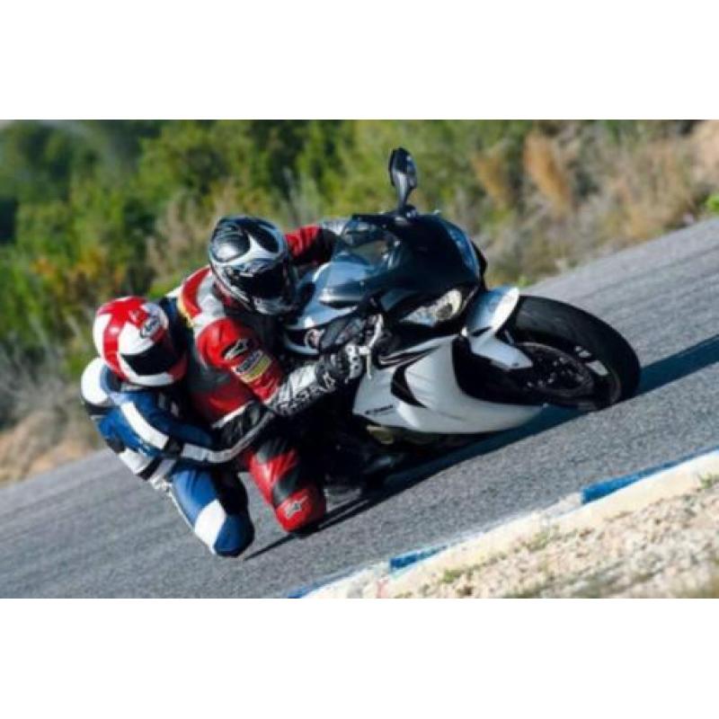Motorrit achterop snelle supersport motor