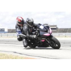 Motorrit achterop snelle supersport motor