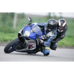 Motorrit achterop snelle supersport motor