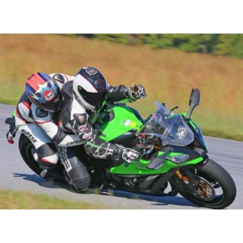 Motorrit achterop snelle supersport motor