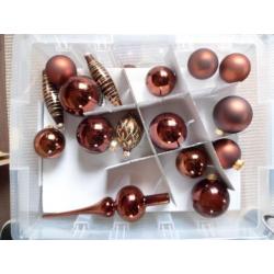 55 bruin en 25 goudkleurig kerstballen en piek (glas)